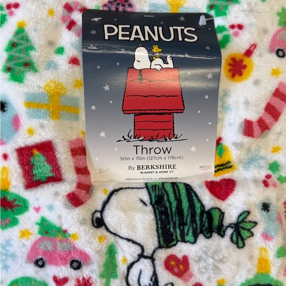 NEW! Peanuts Christmas Blanket - Picture 3 of 3
